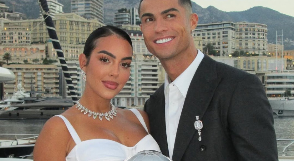 Cristiano Ronaldo vroeg zijn vriendin ten huwelijk. Hij koos een gigantische diamant ter waarde van maar liefst 5 miljoen dollar.