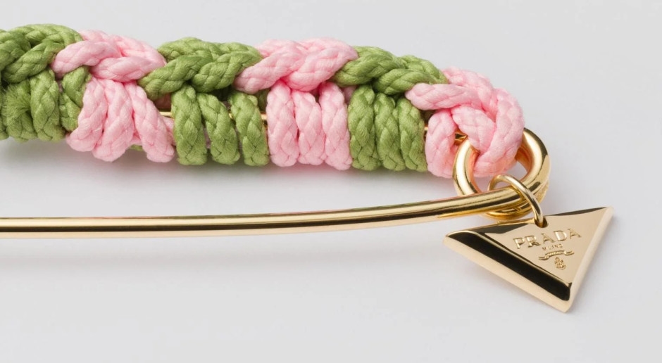 Harika bir fikir mi yoksa kışkırtıcı bir fikir mi? Prada bir çengelli iğneyi 3.000 zlotinin üzerinde bir fiyata mı satıyor? Biz de benzerini 5 zlotiye yaptık.