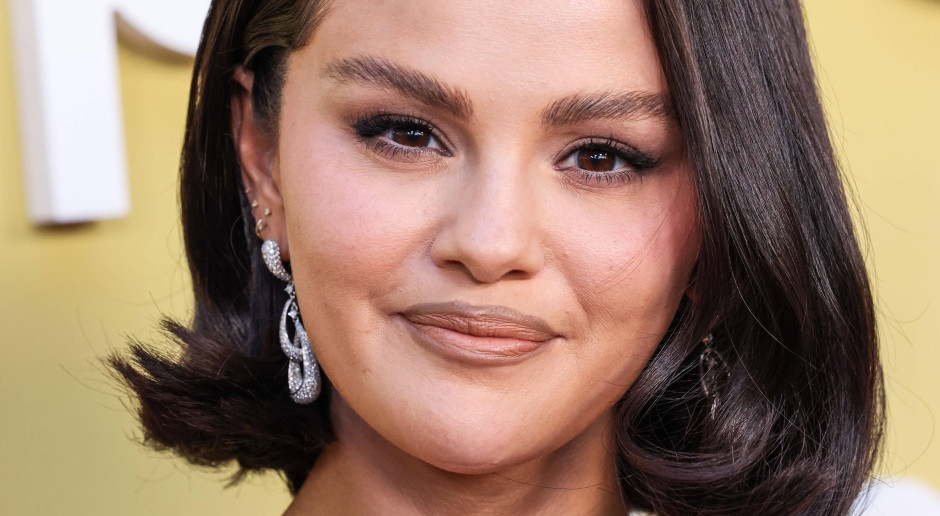 Selena Gomez weet al welke nagels dé hit van najaar 2025 zijn. De "chrome jelly" schittert als aurora