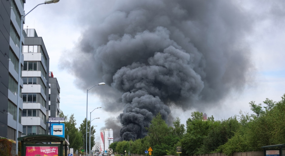 Un incendie s'est déclaré dans une salle à Siemianowice, en Silésie. Des dizaines de pompiers sont mobilisés pour éteindre l'incendie.
