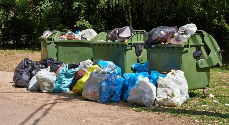 Une amende de 10 000 PLN pour avoir jeté des déchets dans des abris. Ce sera une révolution dans les lotissements.