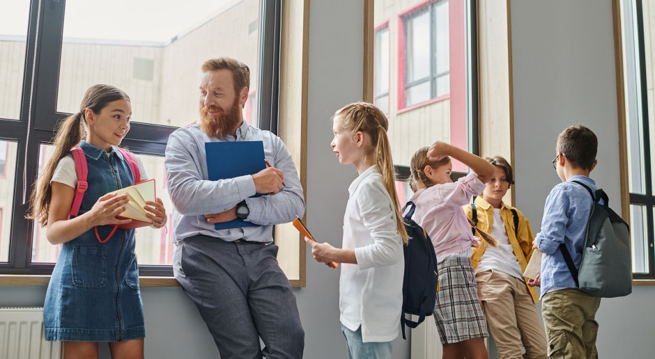 Os padres estão abrindo espaço para os professores. As mudanças nas escolas estão apenas começando.