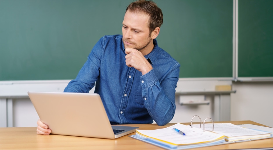 Acesso gratuito aos periódicos escolares eletrônicos. Fim do financiamento do aplicativo móvel.