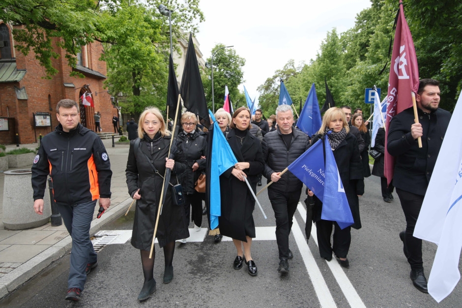 This is how medics marched through Warsaw. They protested against violence. "This is our silent cry" [PHOTOS]