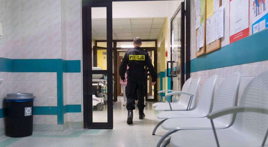 Ele agarrou uma enfermeira pelo pescoço e a estrangulou. Uma paciente agressiva de 50 anos enfrenta acusações.