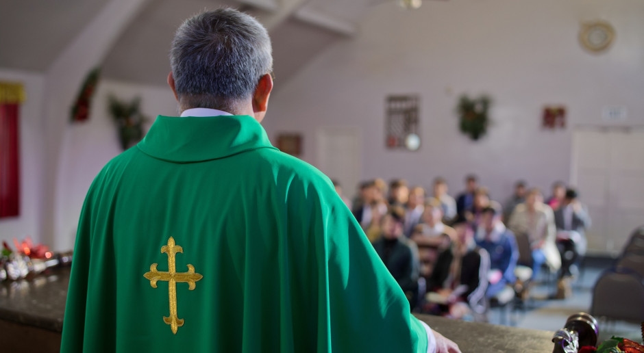 L'8% del tuo stipendio va alla Chiesa. Le tasse vengono automaticamente detratte dal tuo stipendio.