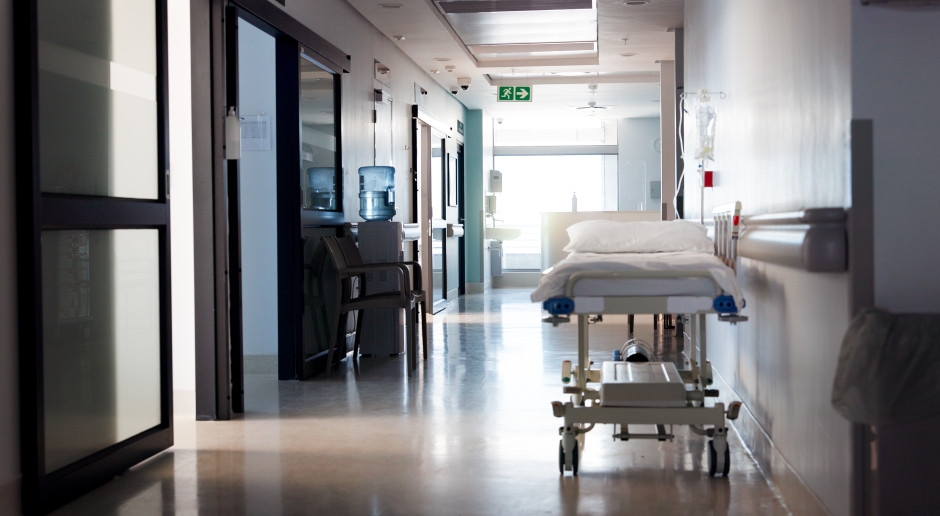 Il paziente è morto in ospedale. L'infermiera è stata licenziata.