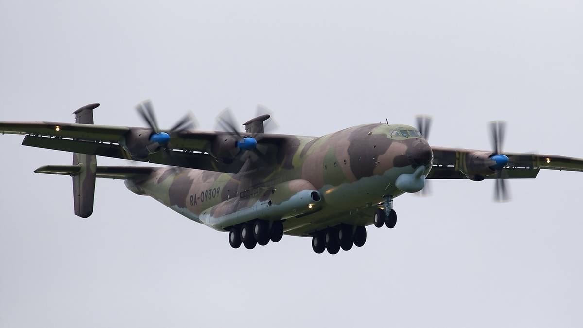 Un avion militaire s'est écrasé après le décollage. Il y a beaucoup de victimes