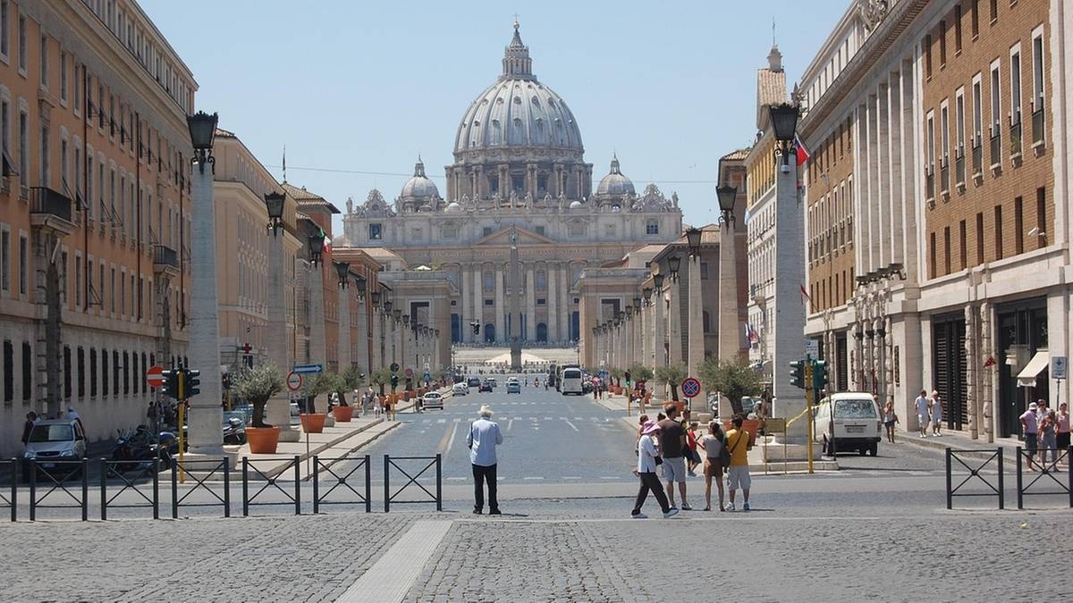 Een nieuwe instelling in het Vaticaan. Het besluit van de paus vlak voor de ziekenhuisopname