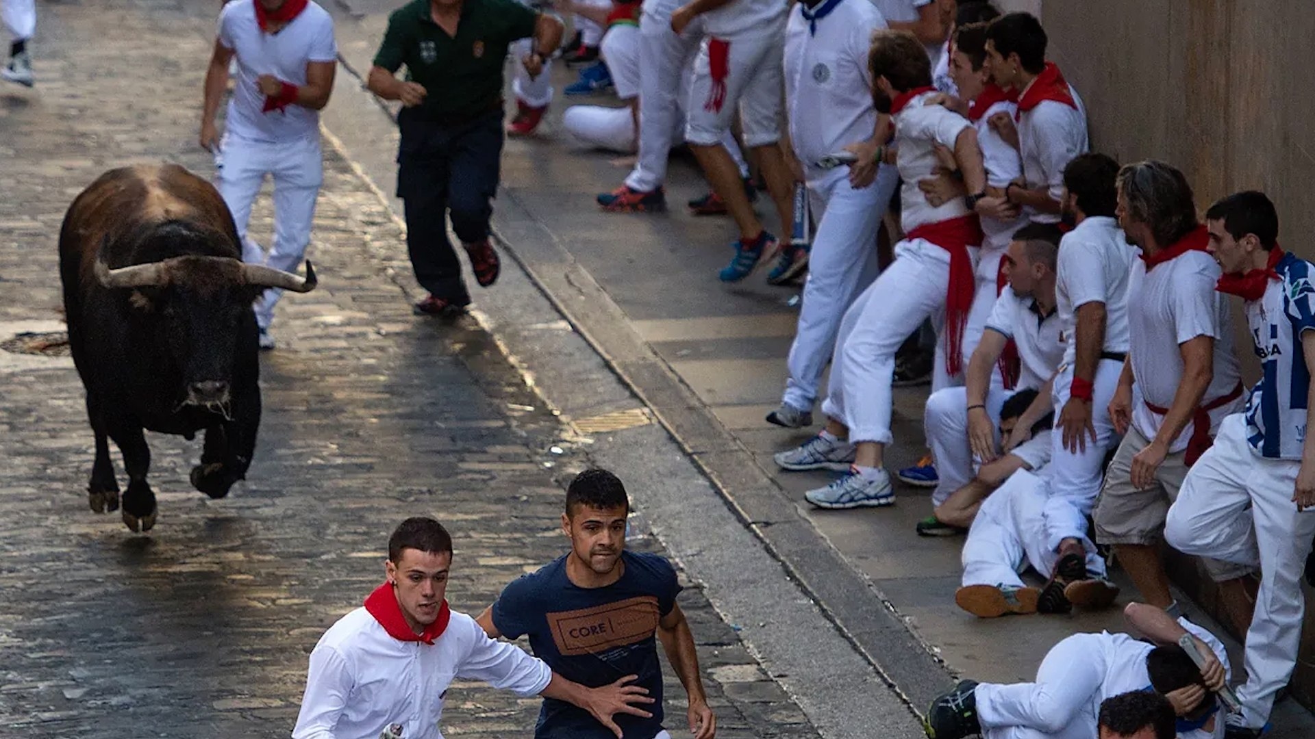 First running of the bulls of San Fermín | The Fuente Ymbro bulls break loose in Santo Domingo, revealing the weaknesses of the runners during this stretch.