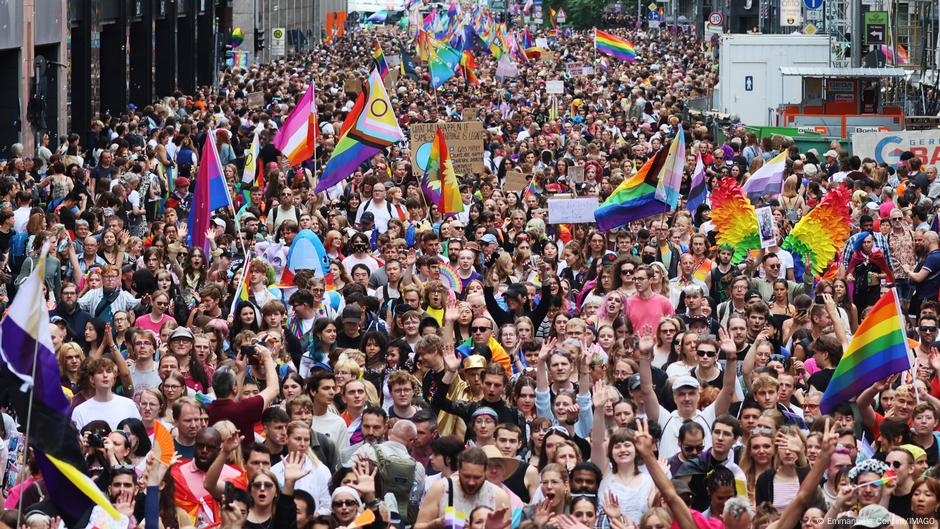 Hundreds of thousands of people at the 47th CSD parade in Berlin