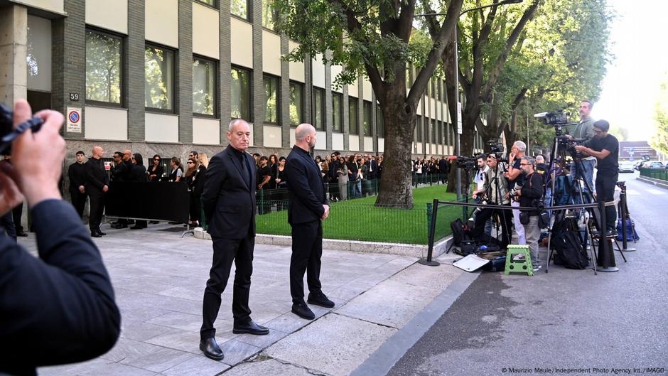 Longas filas no caixão de Giorgio Armani