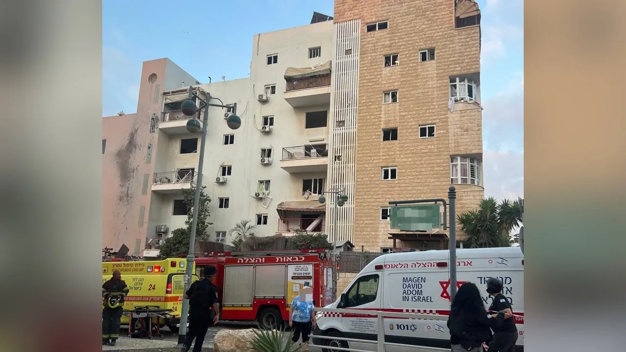 Rakete trifft Wohnhaus in Be'er Sheva und verletzt neun Menschen