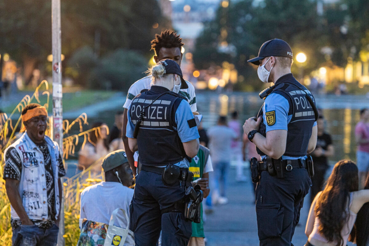 Irkçı profilleme suçlaması: Giderek daha fazla rastgele polis kontrolü