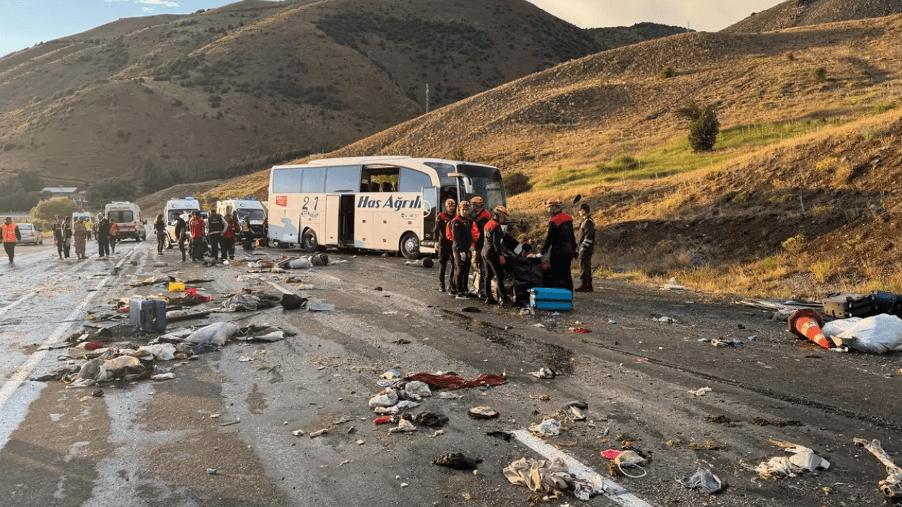Passenger bus crashes into mountainside in Sivas! 4 dead