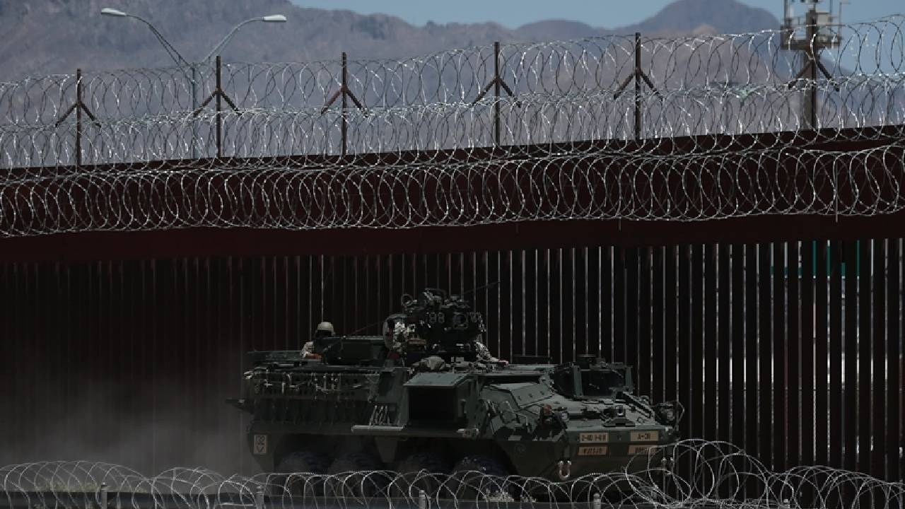 L'armée américaine affiche un panneau « Entrée interdite » à la frontière mexicaine