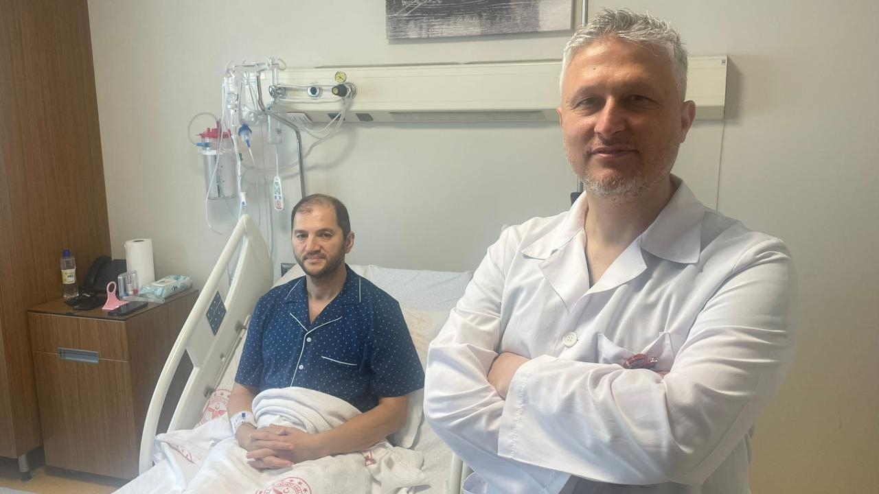 A patient with aortic disease was treated with a 6-centimeter incision.
