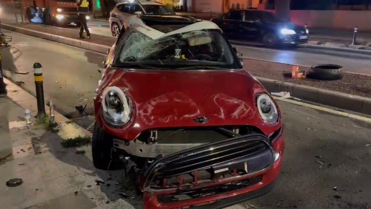 Auto prallt in Kadıköy gegen Baum, überschlägt sich: 2 Verletzte