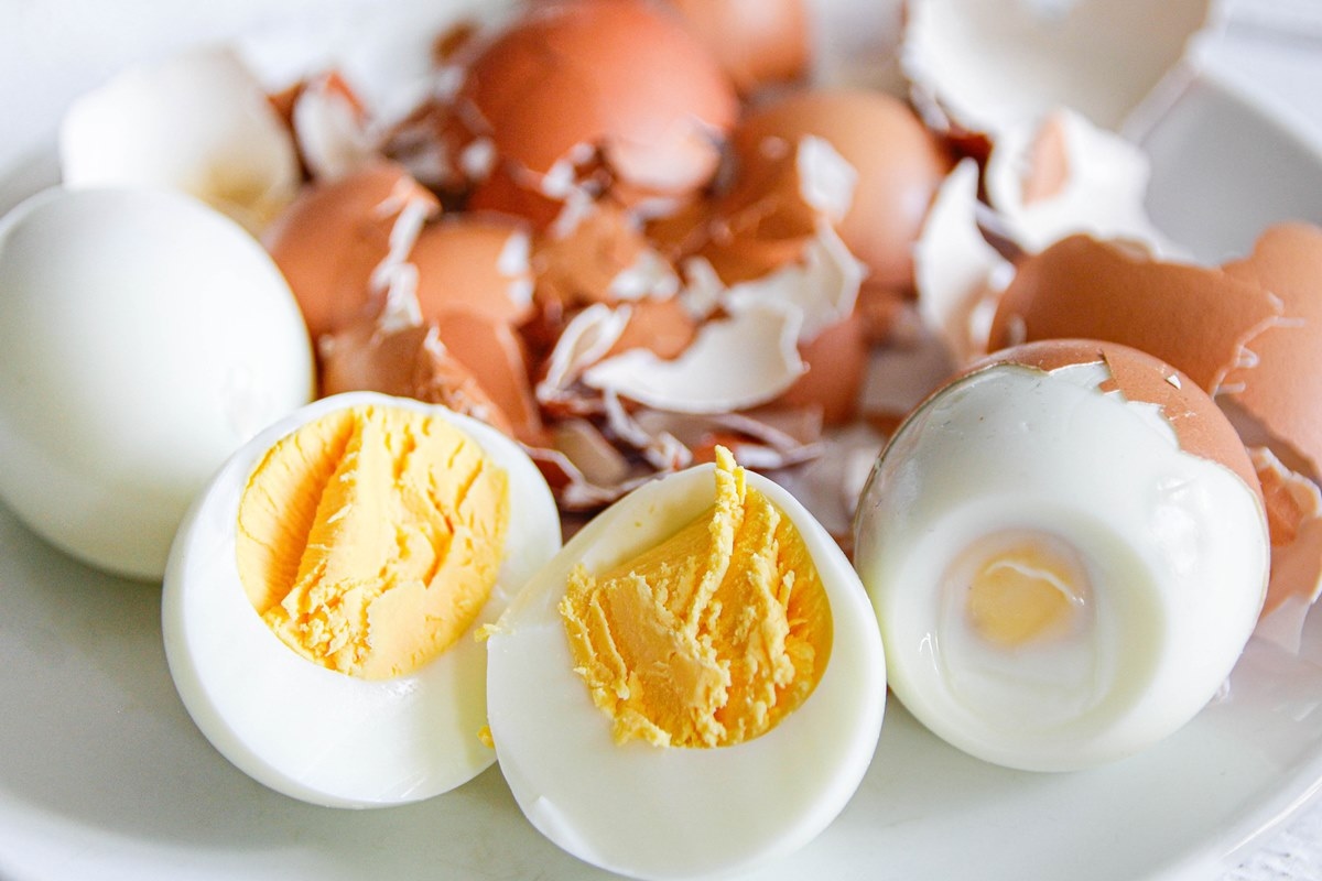 No more hassle! Learn 5 tricks to easily peel eggs.