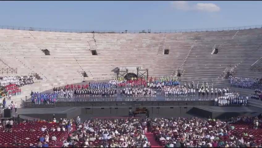Arena van Verona, honderden kinderen uit heel Italië zingen Va' pensiero - Video