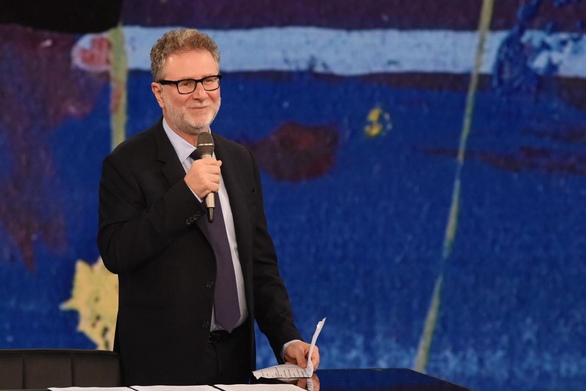 Che tempo che fa, Fazio mette a segno un altro colpo e si porta in studio un sex symbol italiano: ecco chi è . Tutti gli ospiti