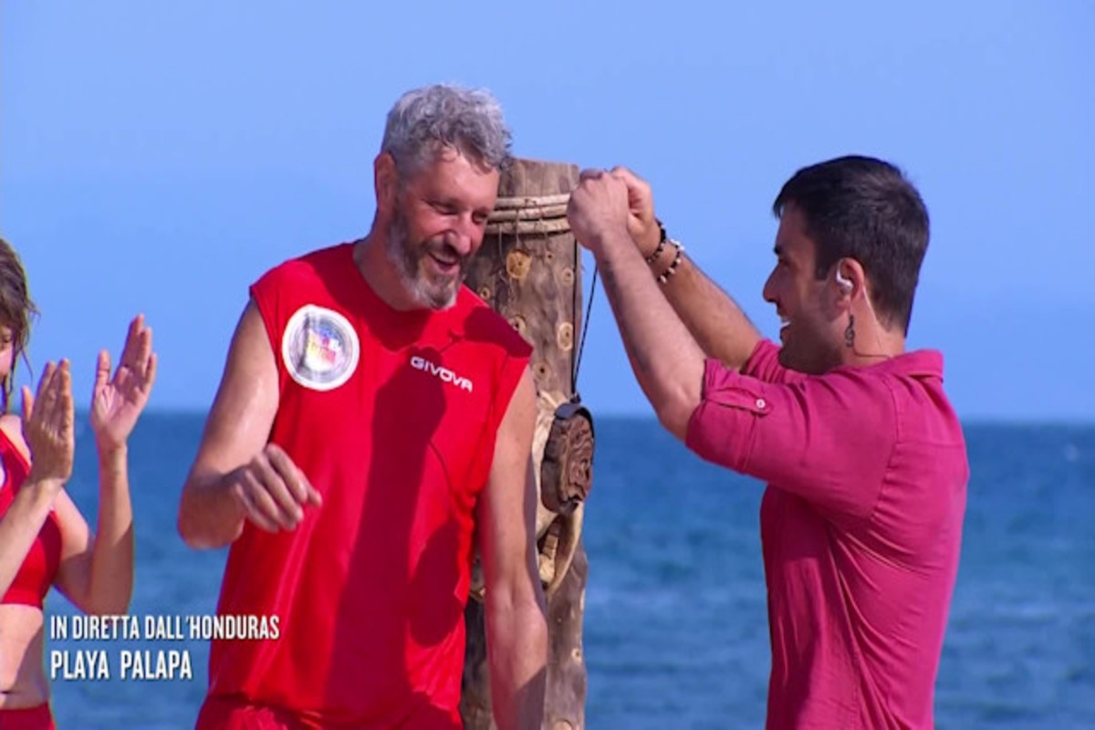 Ünlülerin Adası, Omar Fantini ('Salvini karşıtı' komedyen) zafere doğru. Peki Discoradio'ya geri dönecek mi? Gizem
