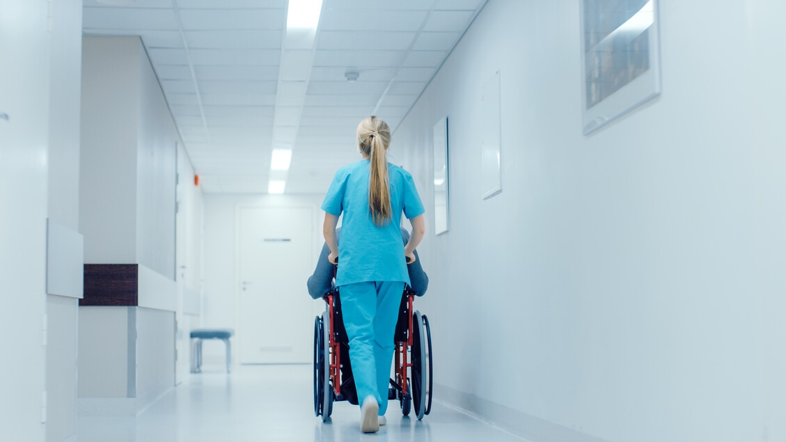 El auxiliar de enfermería llega, también para ayudar en el cuidado de pacientes con enfermedades crónicas y discapacitados.