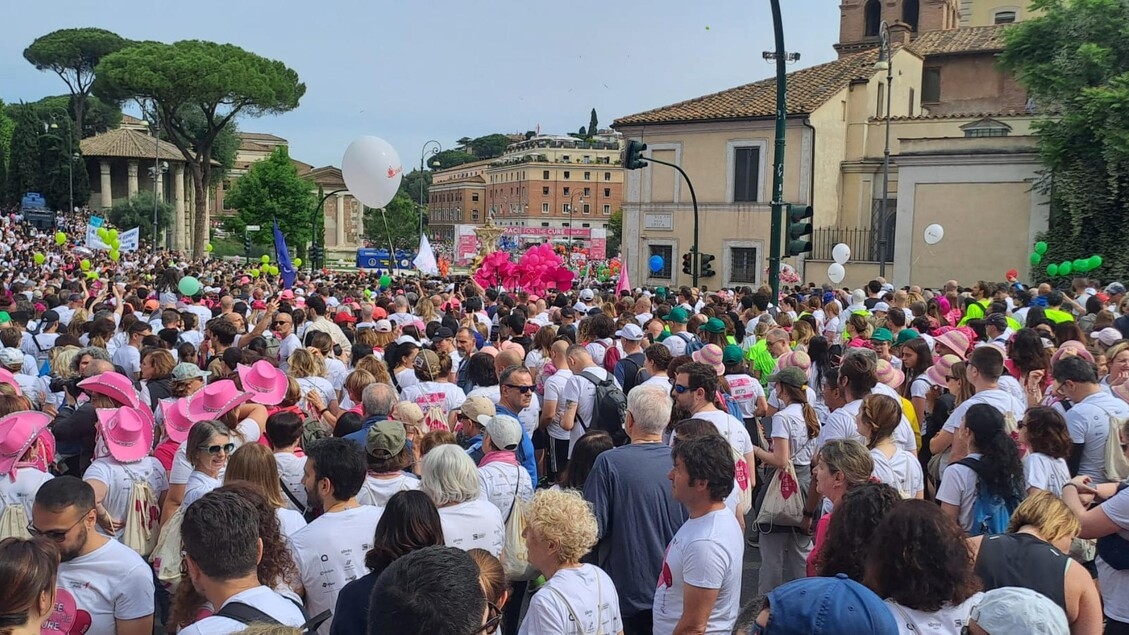 Carrera por la Cura, Roma se tiñó de rosa con 150 mil participantes