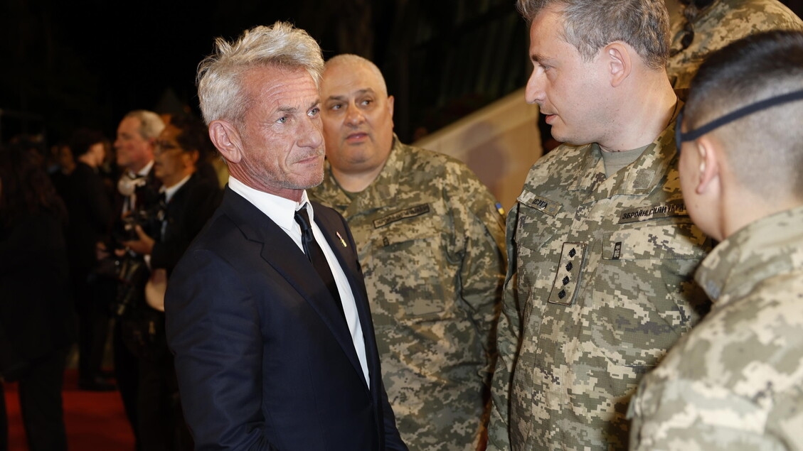 Sean Penn en Oekraïense soldaten op de rode loper in Cannes