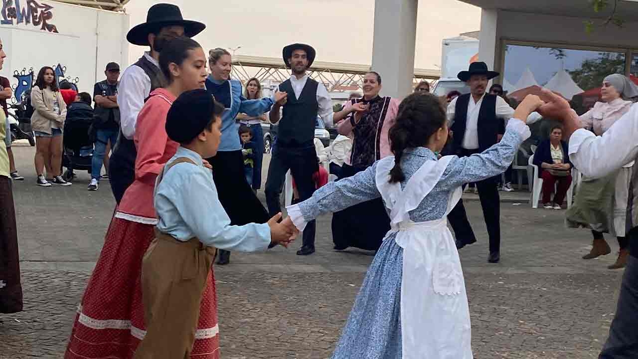 Der große Pfadfinder Caracolada kehrt zum Stadtmarkt von Tavira zurück