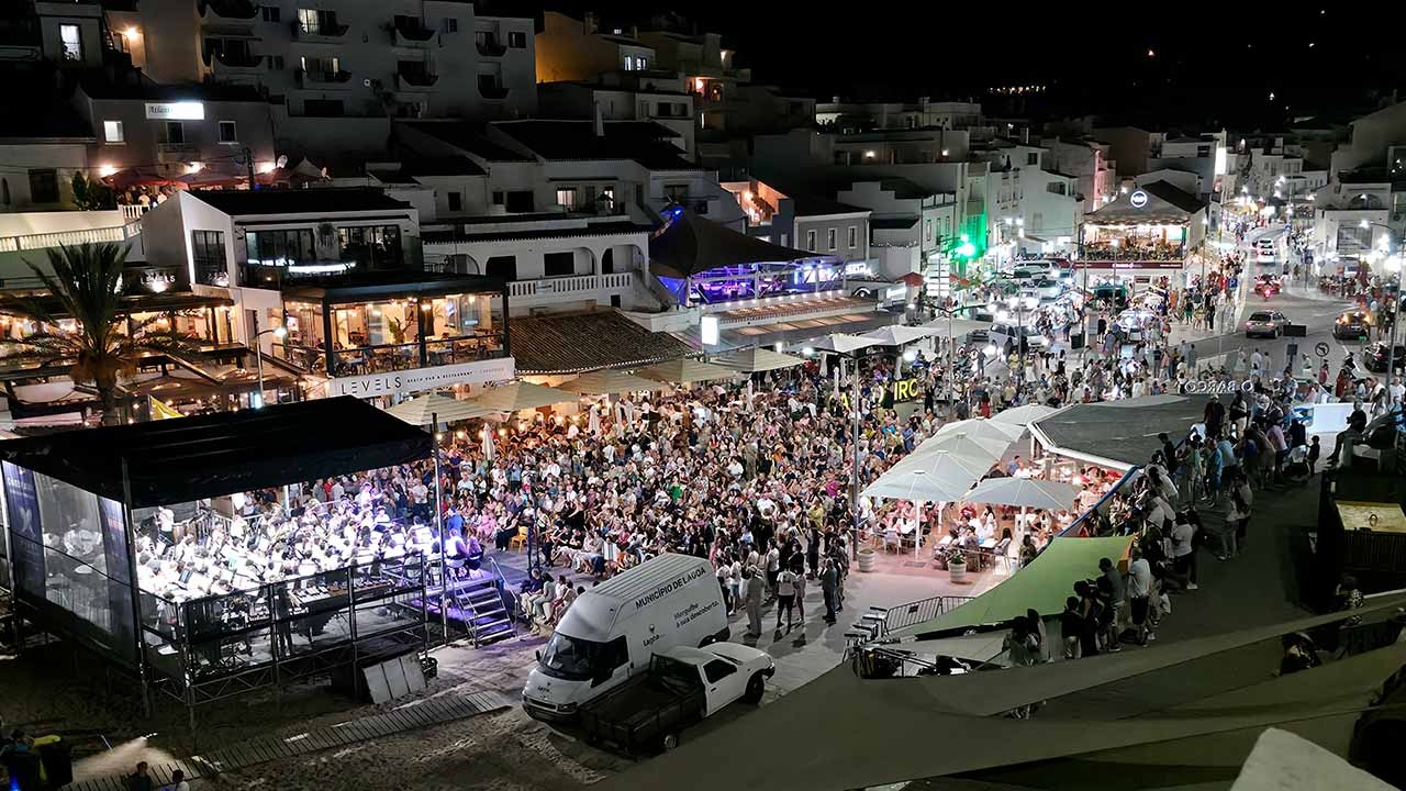 Carvoeiro: Lagoa Rüzgar ve Vurmalı Çalgılar Orkestrası konseri 85 genci sahnede bir araya getirdi