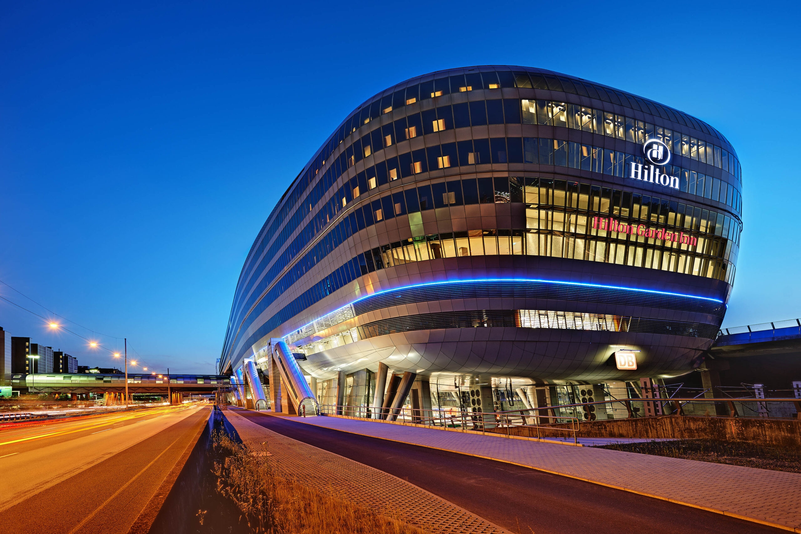 Due hotel, una posizione: gli hotel Hilton all'aeroporto di Francoforte uniscono comfort e collegamenti di alto livello