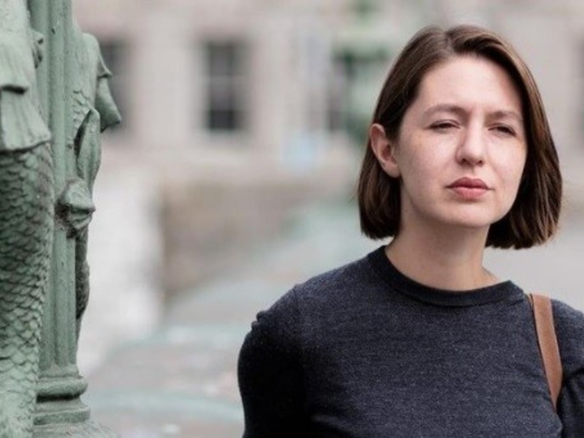 Nel Regno Unito, la scrittrice Sally Rooney commetterà un reato se sosterrà un'organizzazione filo-palestinese.