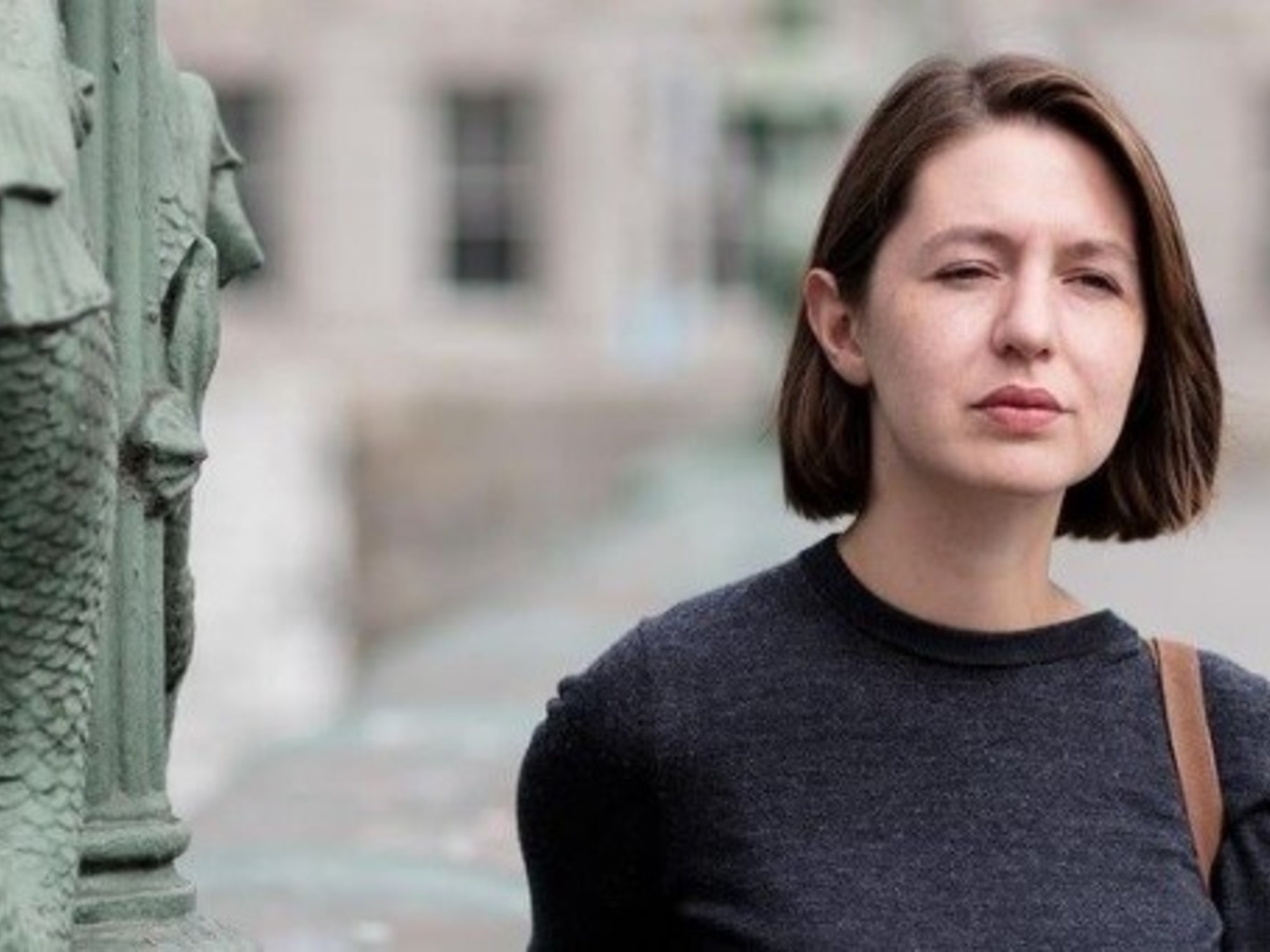 Nel Regno Unito, la scrittrice Sally Rooney commetterà un reato se sosterrà un'organizzazione filo-palestinese.