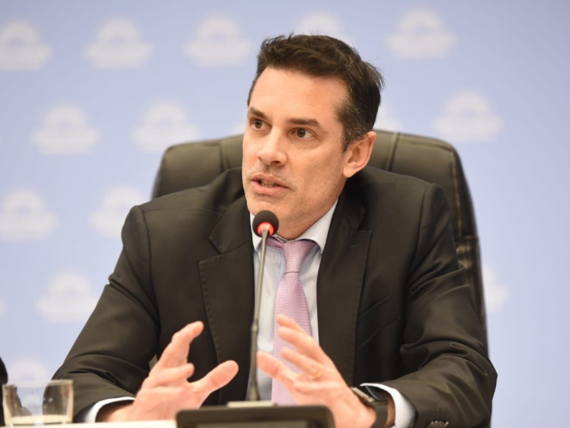 The Council of the Judiciary dismissed a senior official for self-increasing his salary.