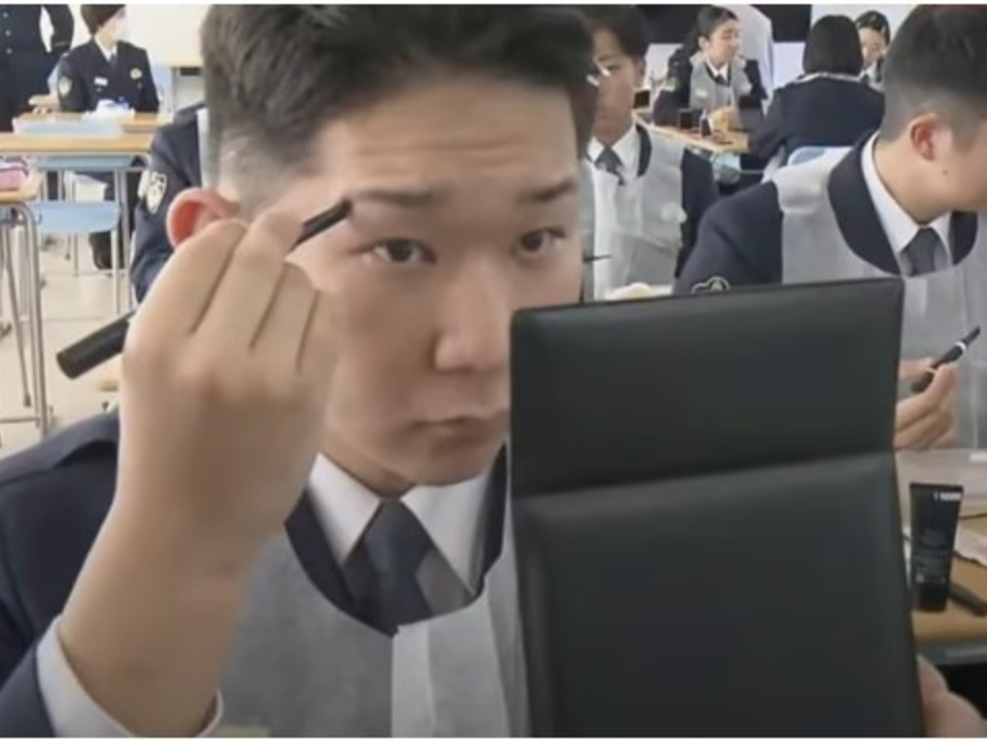 Une académie de police au Japon enseigne à ses officiers masculins les techniques de maquillage