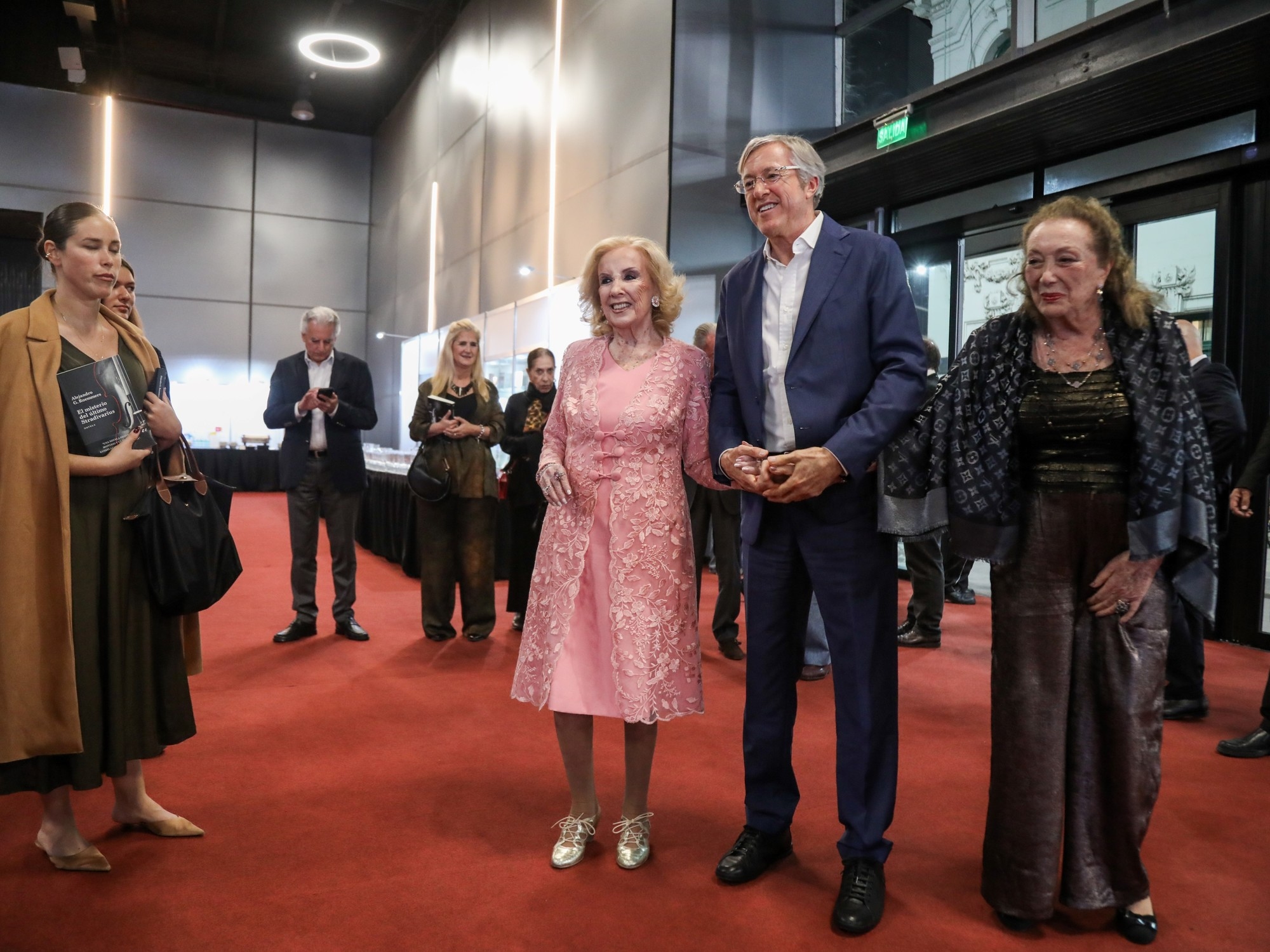Con Mirtha Legrand entre el público el empresario Alejandro G. Roemmers presentó su nueva novela