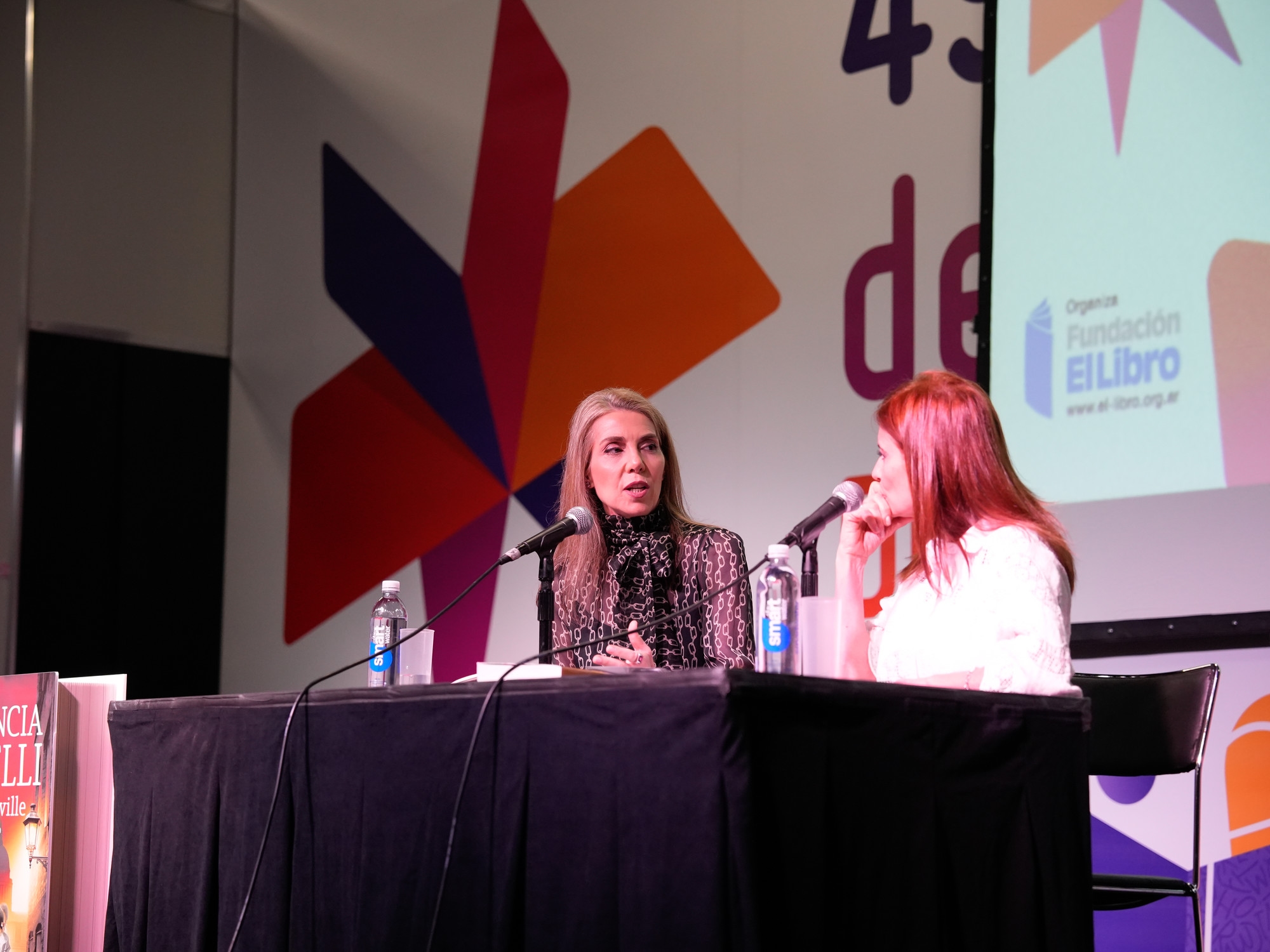Tarde romántica en la Feria del Libro: Florencia Bonelli adelantó en qué historia trabaja en el reencuentro con sus lectoras