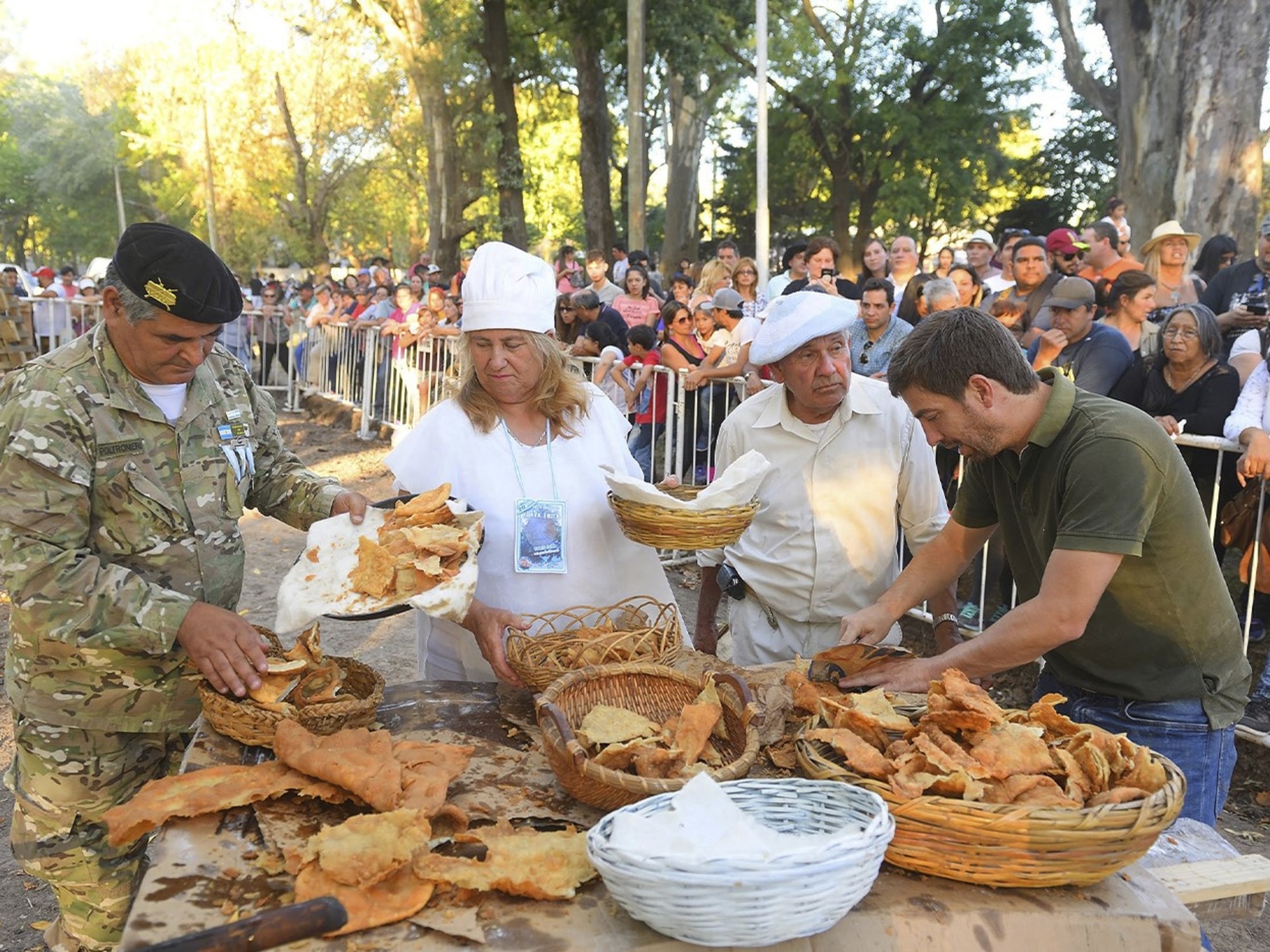 Der größte frittierte Kuchen der Welt, ein riesiges Sandwich und 4.000 Empanadas: traditionelle Wochenendausflüge und Partys.
