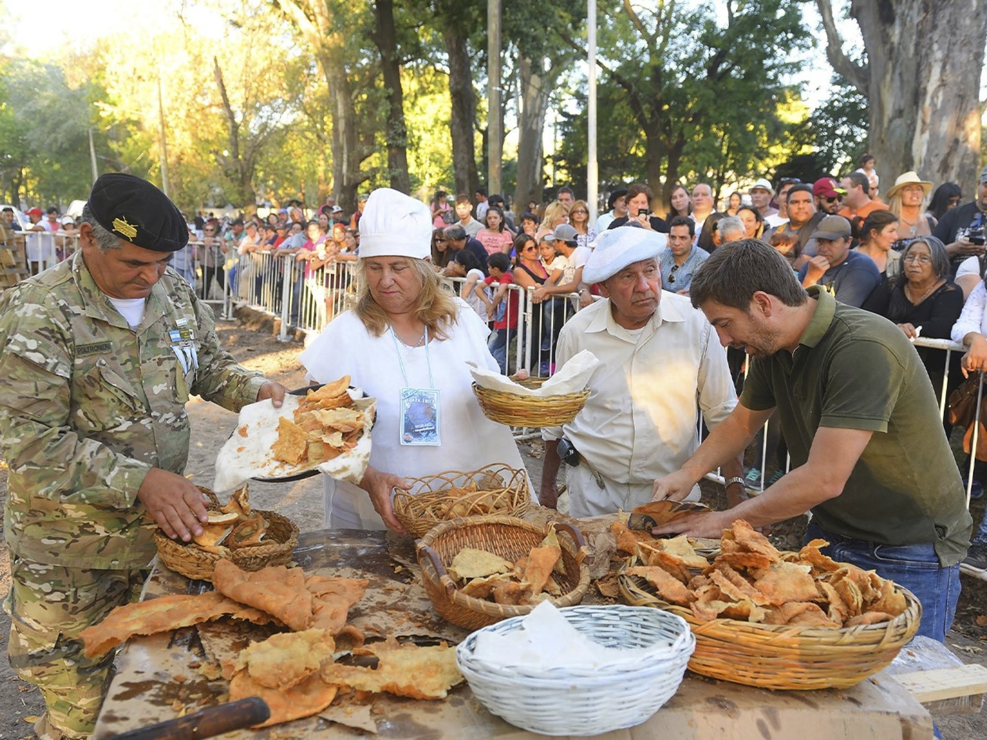 Der größte frittierte Kuchen der Welt, ein riesiges Sandwich und 4.000 Empanadas: traditionelle Wochenendausflüge und Partys.