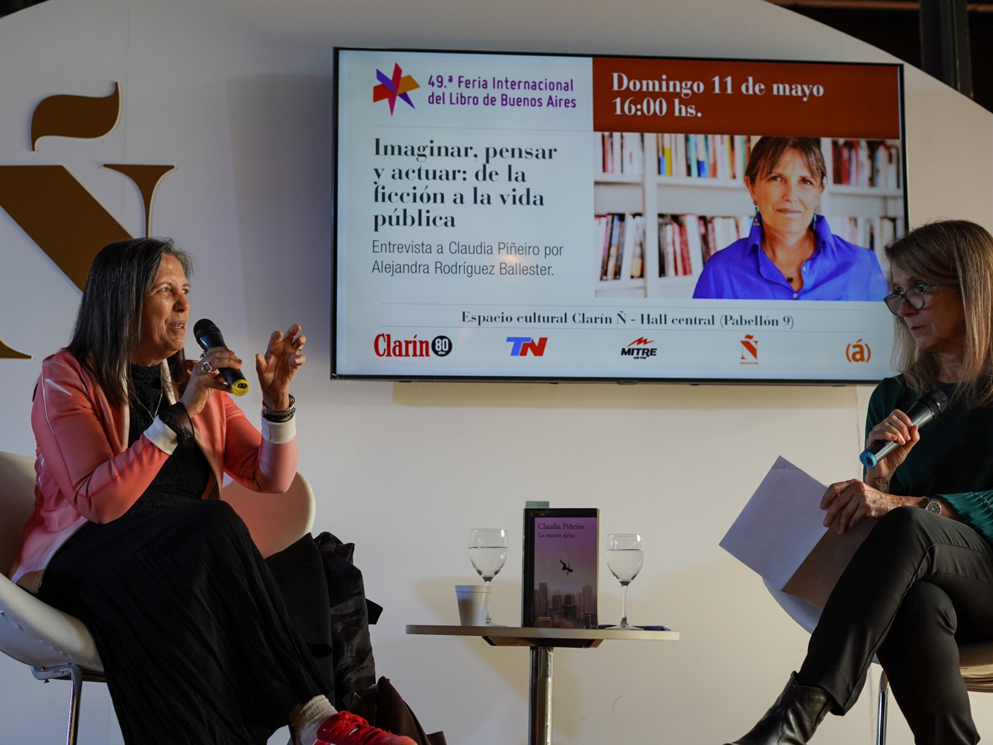 Claudia Piñeiro recorrió el trasfondo social y político de su nueva novela, "La muerte ajena"