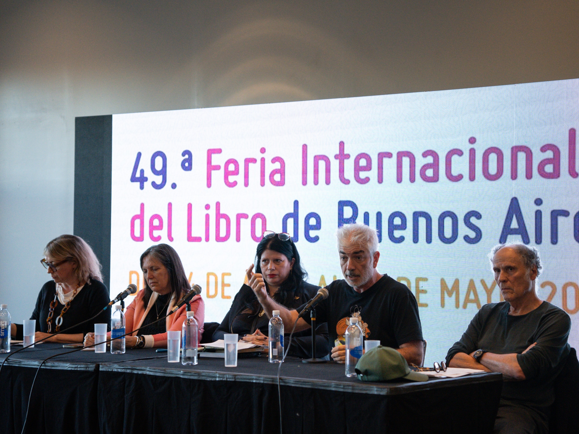 Chispazos, contrapuntos, aplausos y gritos en el debate final de la Feria del Libro dedicado a la libertad