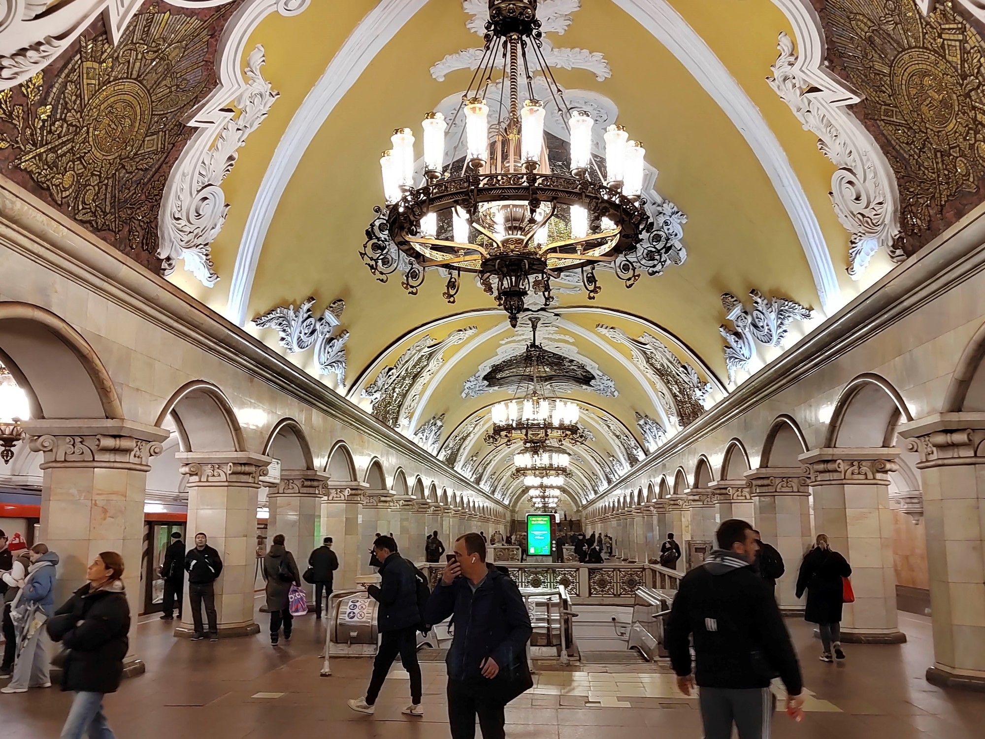 La metropolitana di Mosca, un museo sotterraneo, compie 90 anni.