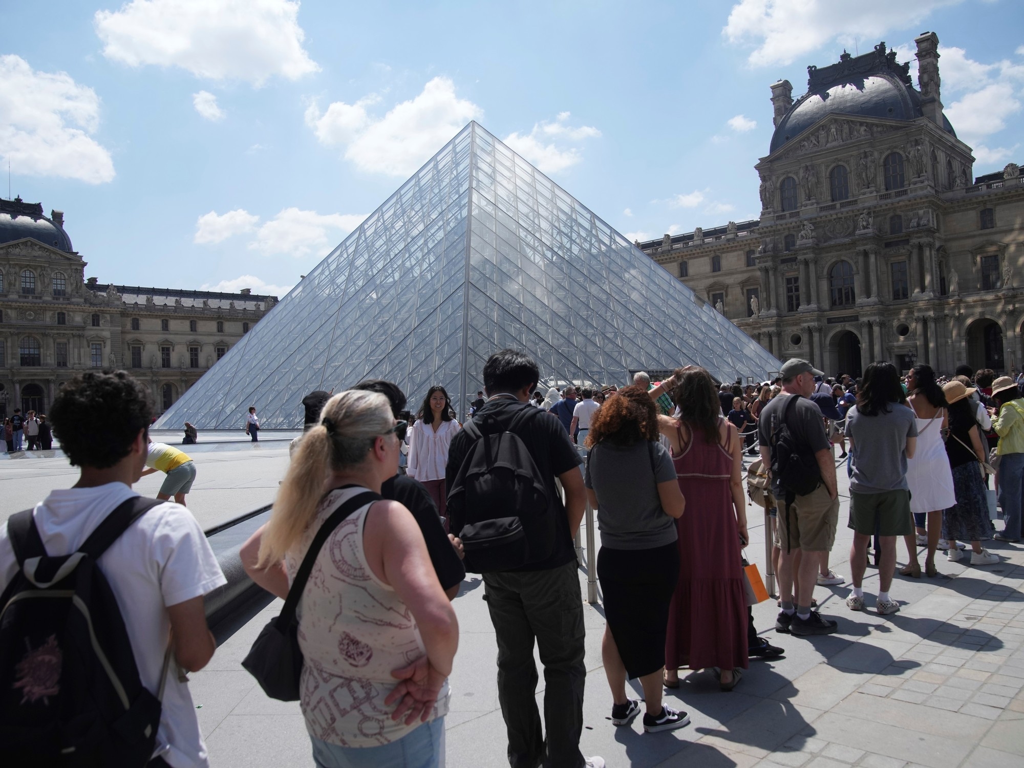 El Louvre cerró sus puertas: los trabajadores están el huelga para denunciar el sobreturismo