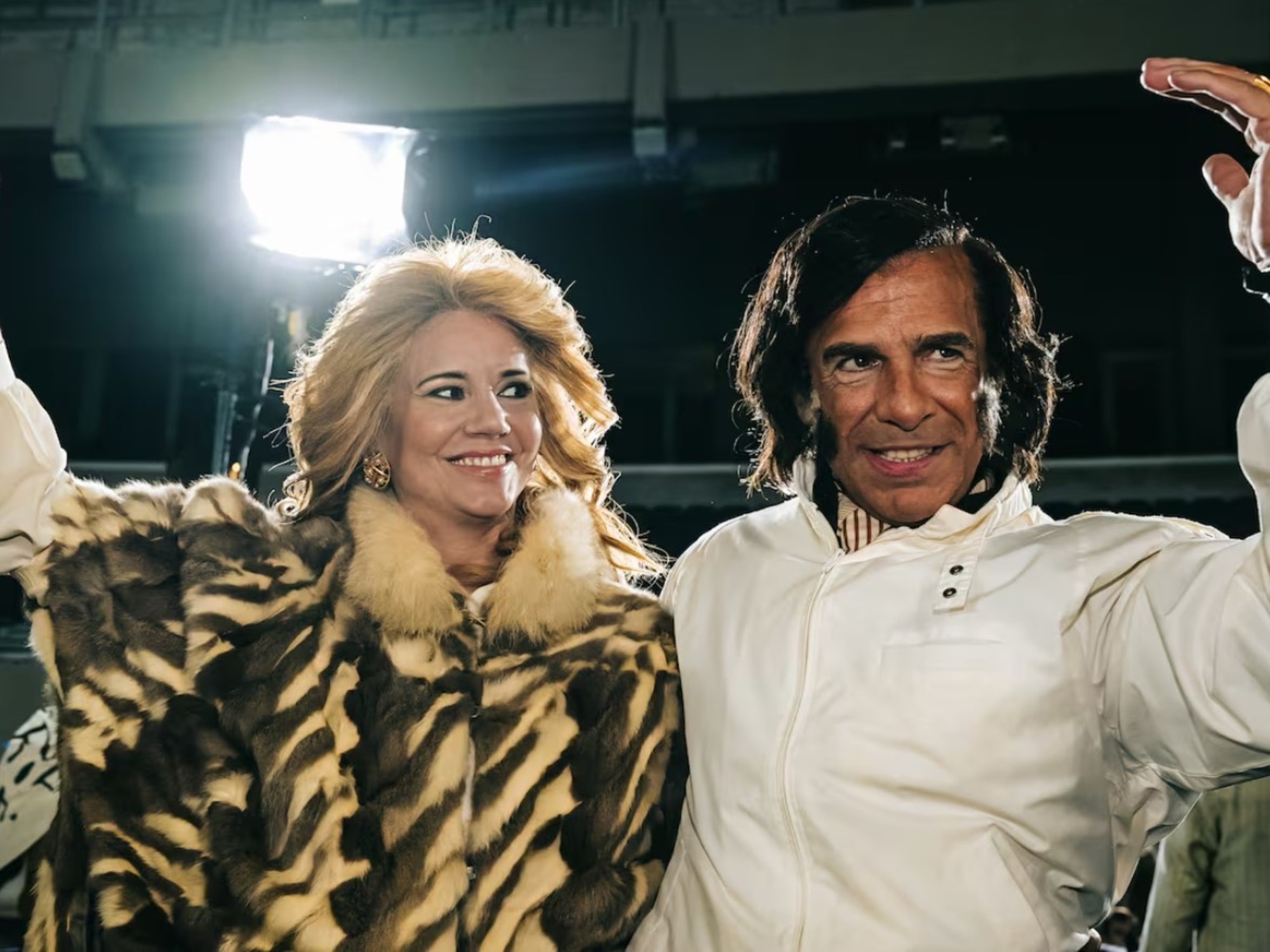"Menem" e la moda anni '90: pellicce, poncho e abbigliamento sportivo luccicante