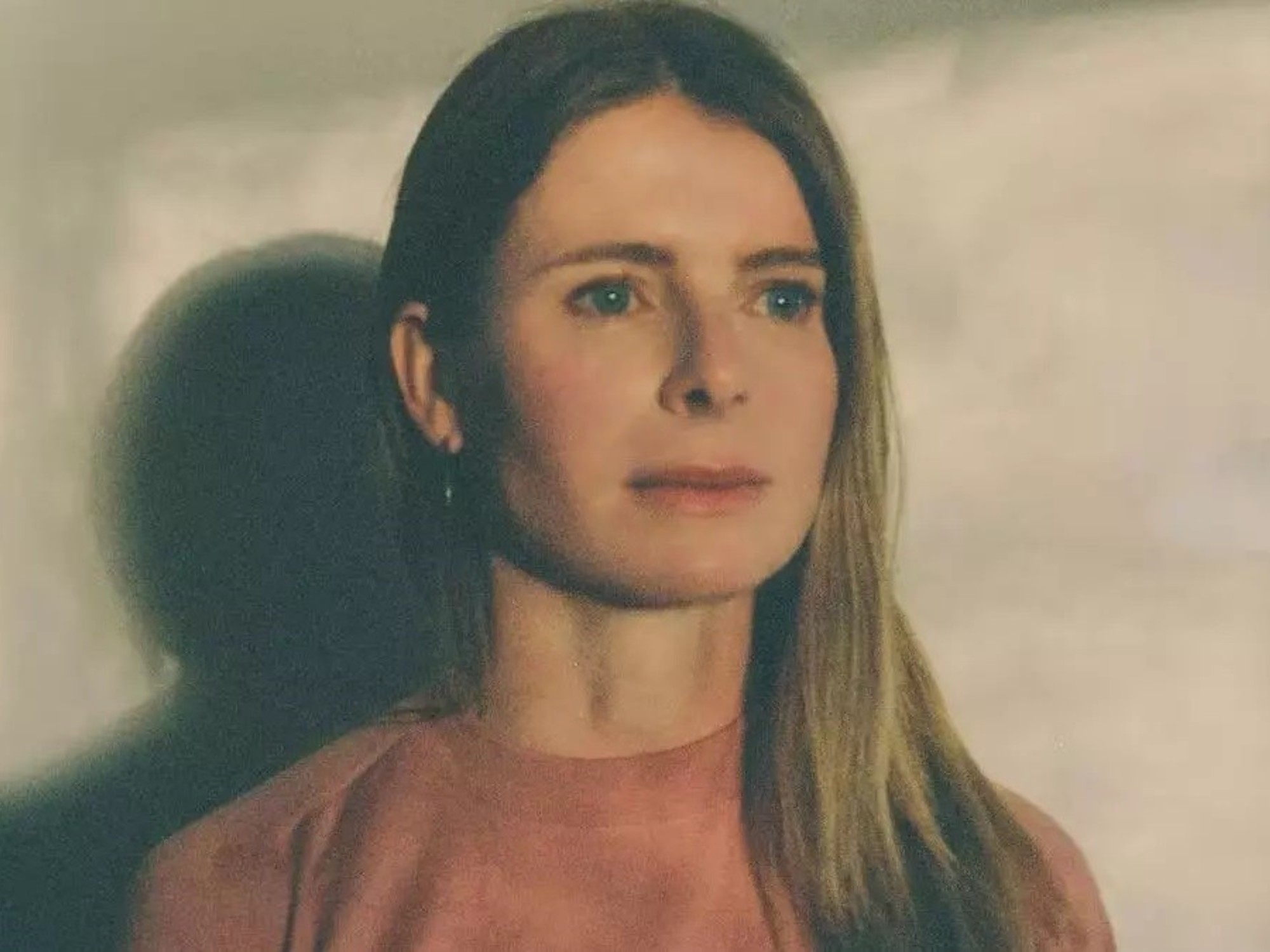Emma Cline'ın "Misafir"i: Lüks ve yerinden edilmeyle ilgili psikolojik bir gerilim