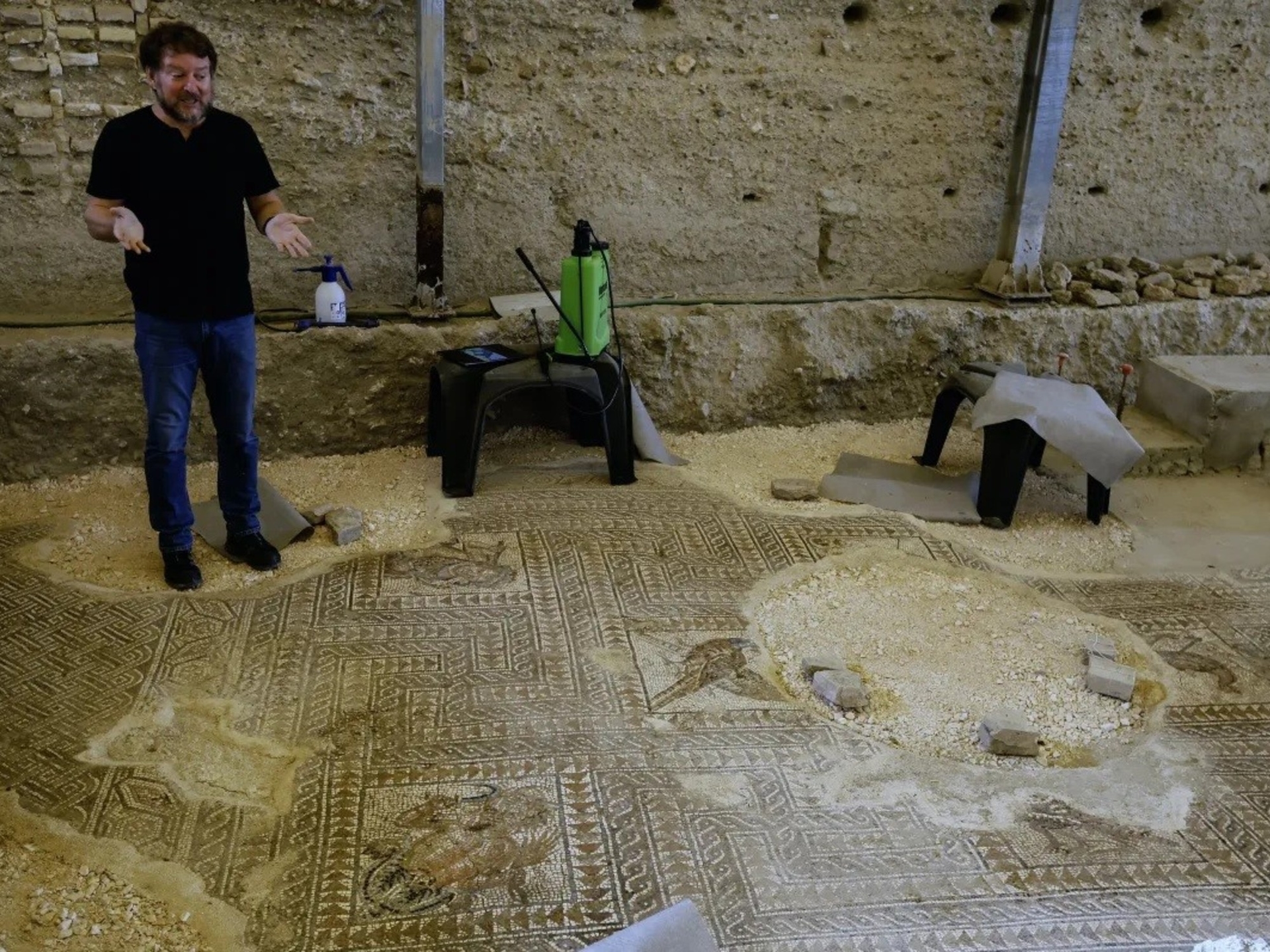 A luxurious 27-meter Roman mosaic with figures of the four seasons was found in Seville.