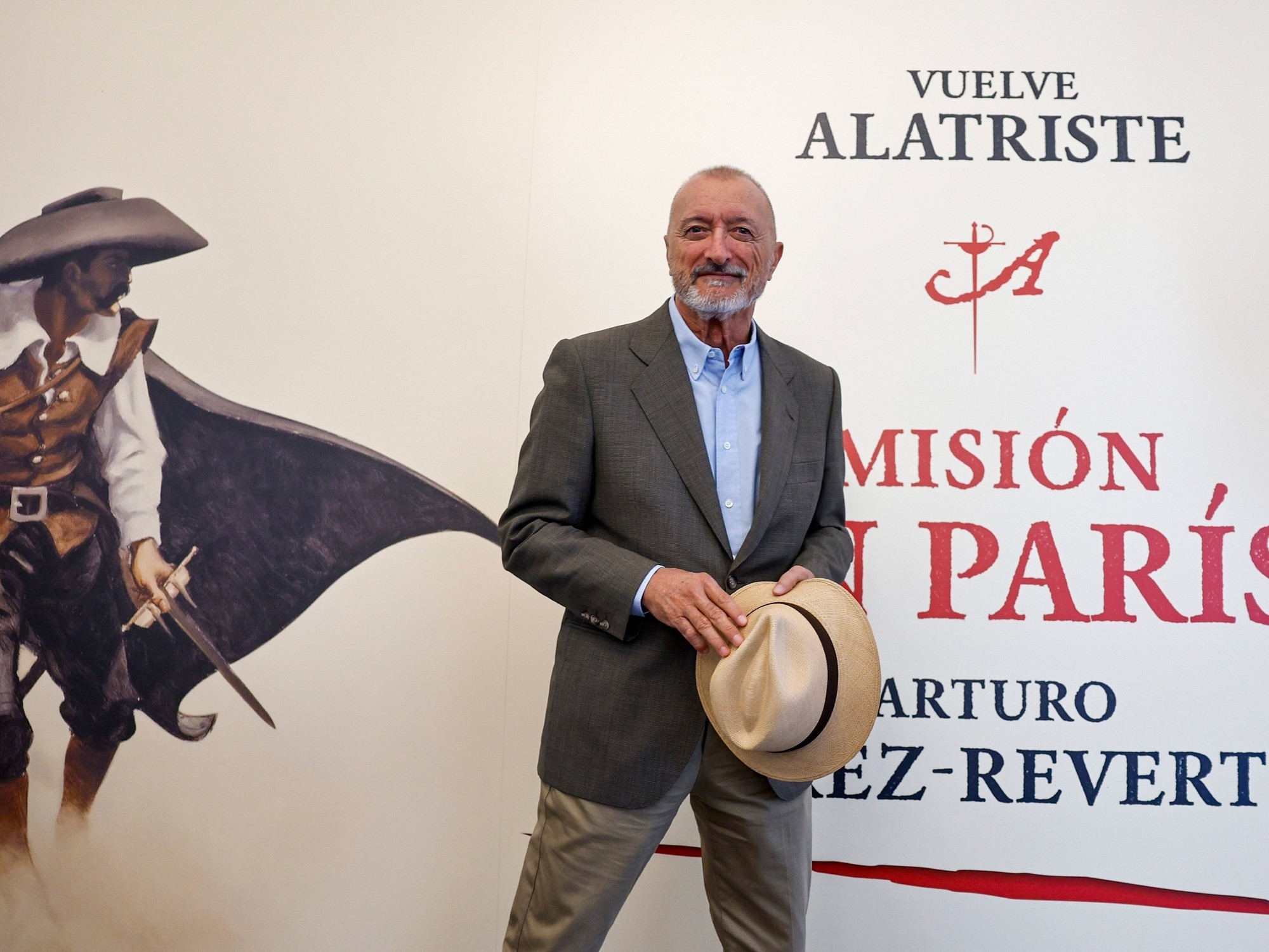 Pérez-Reverte "se reconcilia com a Espanha" com Alatriste e 'Missão em Paris'