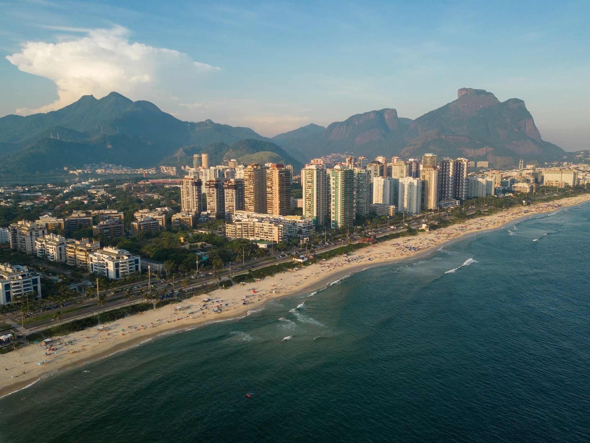 Spokojne plaże, rowery i restauracje przy chodnikach: oto Barra de Tijuca, „brazylijskie Miami” w sercu Rio de Janeiro.