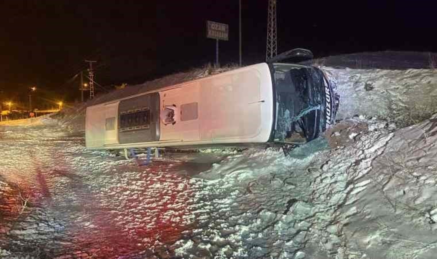 Terrible accidente... Autobús volcó: ¡Hay muchos heridos!